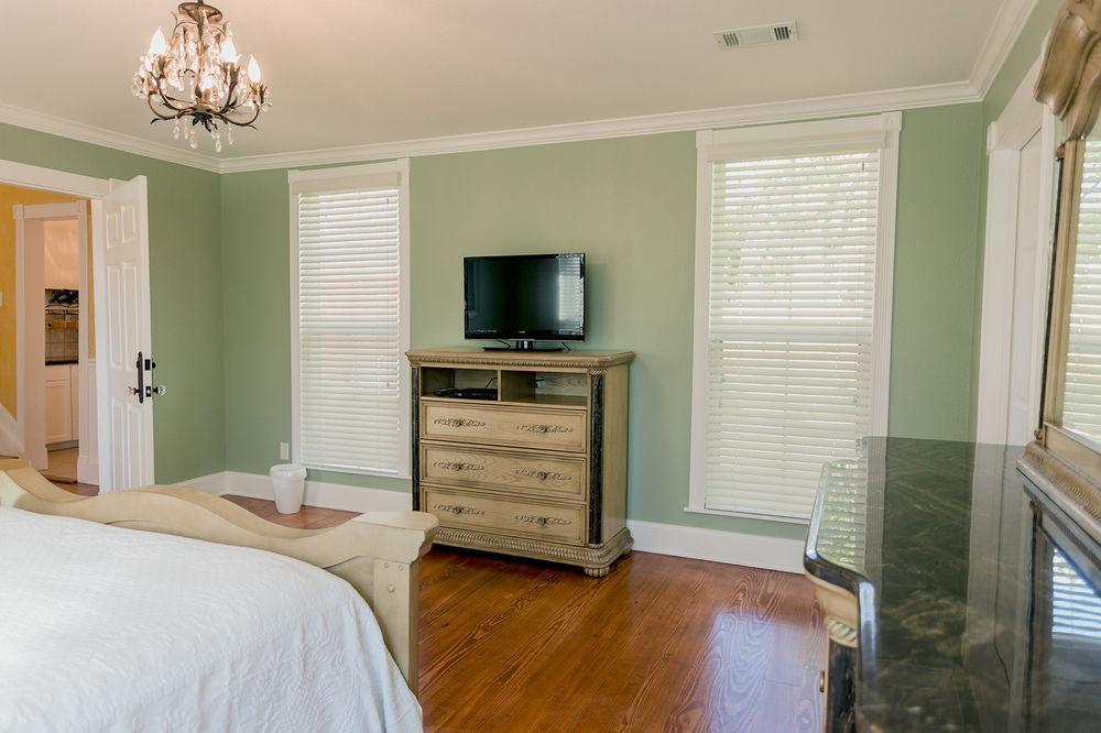 Red Velvet Inn Navasota ภายนอก รูปภาพ